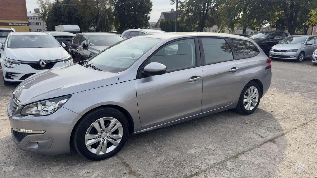 Peugeot 308 2015 — вигляд ззаду