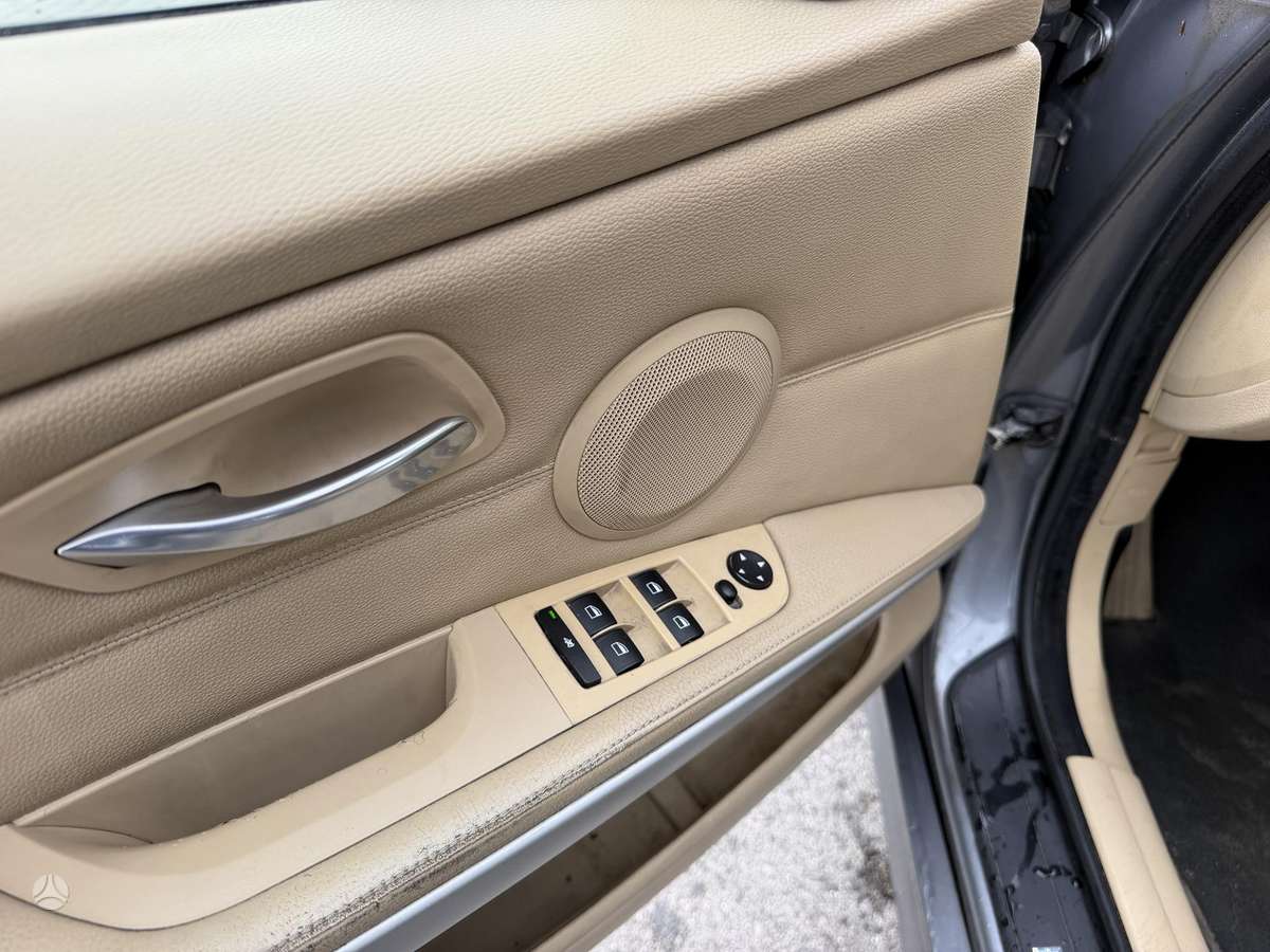 BMW 320 2009 — photo 10