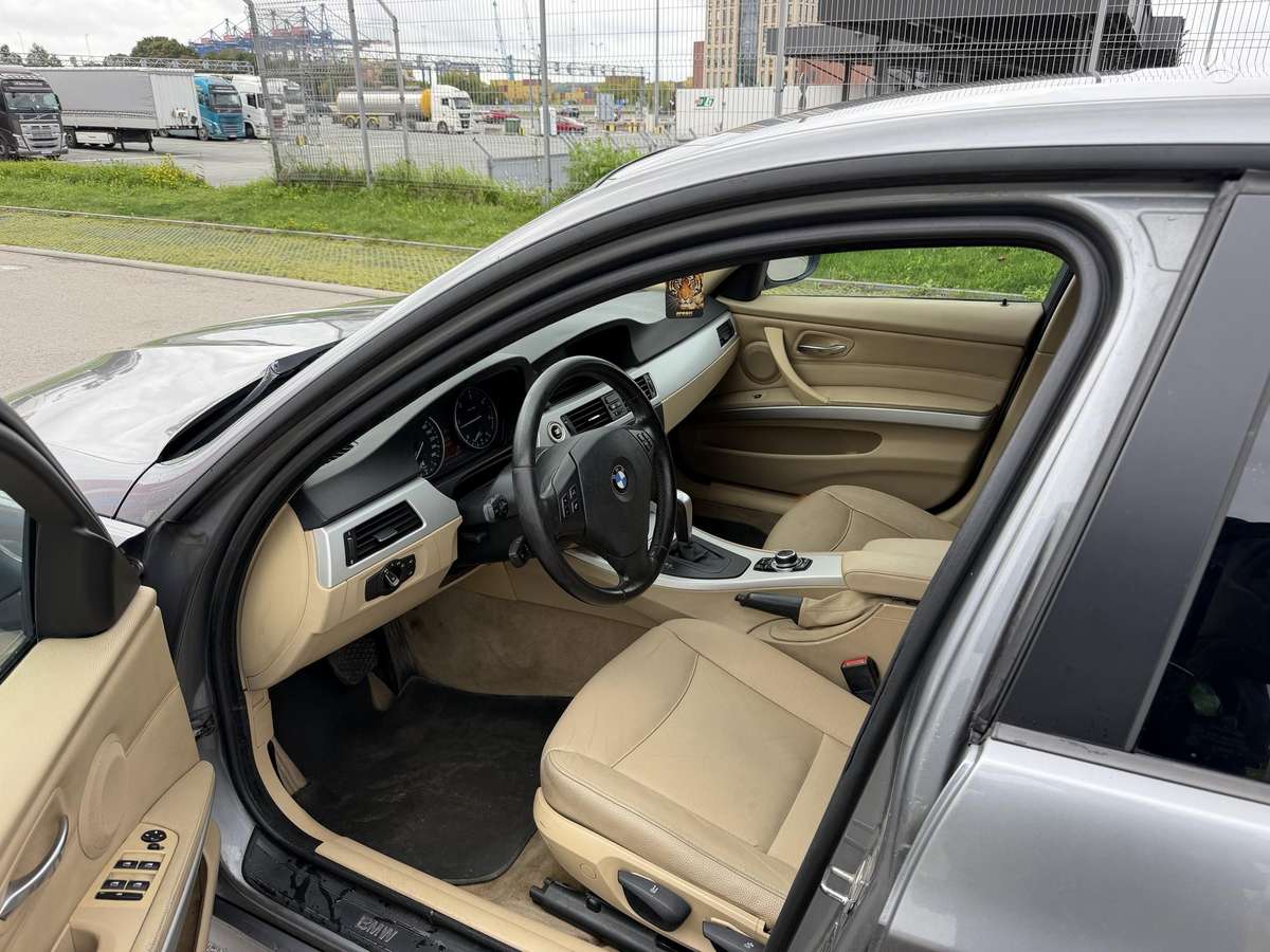 BMW 320 2009 — photo 7