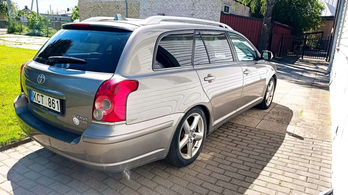 Toyota Avensis 2006 — rear view