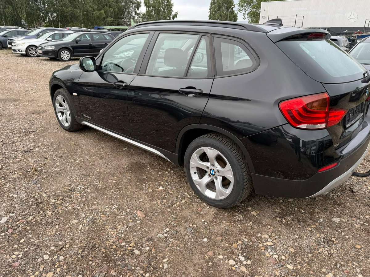BMW X1 2011 — engine 2000 cm³, 143 HP (105kW)