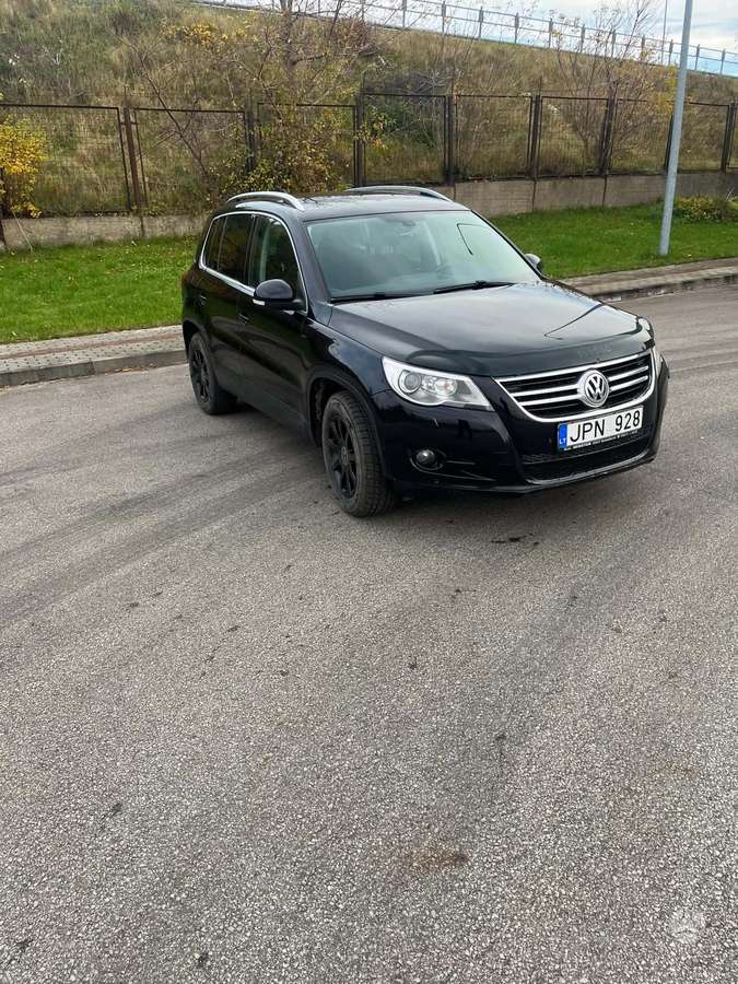 Volkswagen Tiguan 2010 — rear view