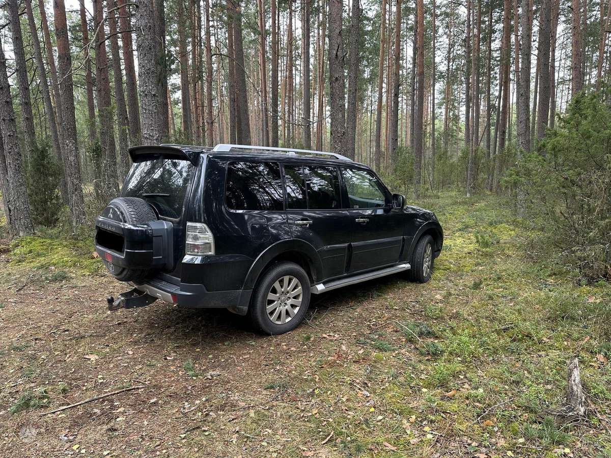 Mitsubishi Pajero 2009 — engine 3200 cm³, 170 HP (125kW)
