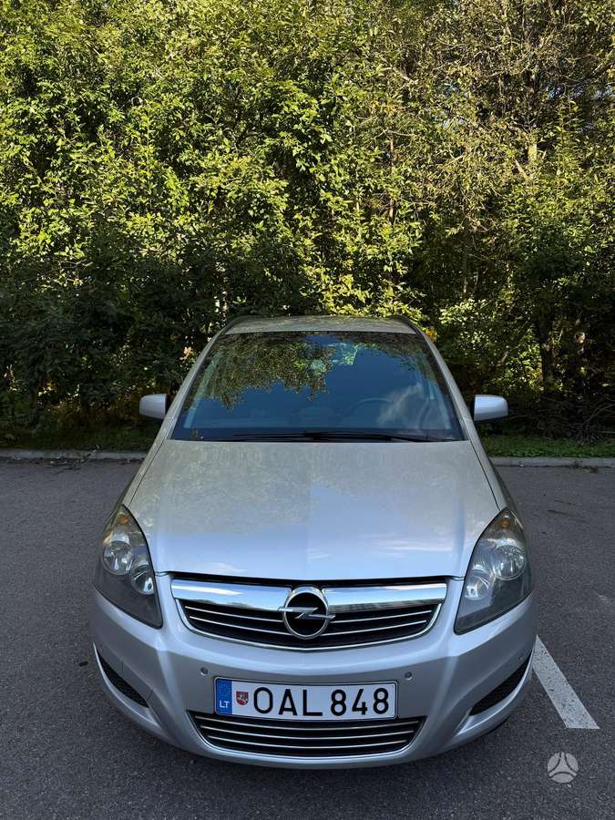 Opel Zafira 2012 — вигляд ззаду