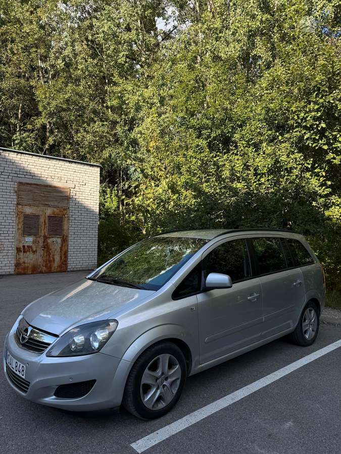 Opel Zafira 2012 — салон