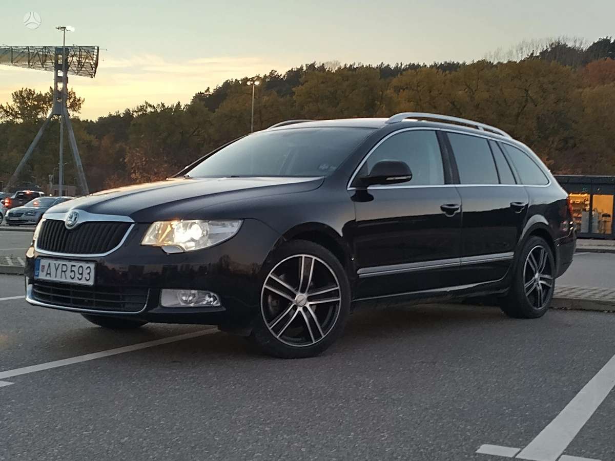 Skoda Superb 2011 — вигляд ззаду