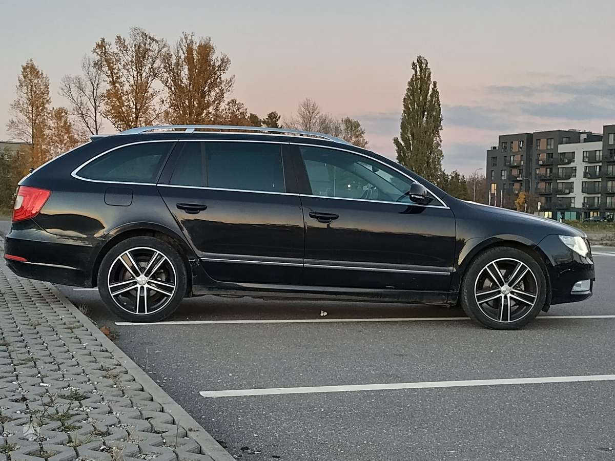 Skoda Superb 2011 — салон