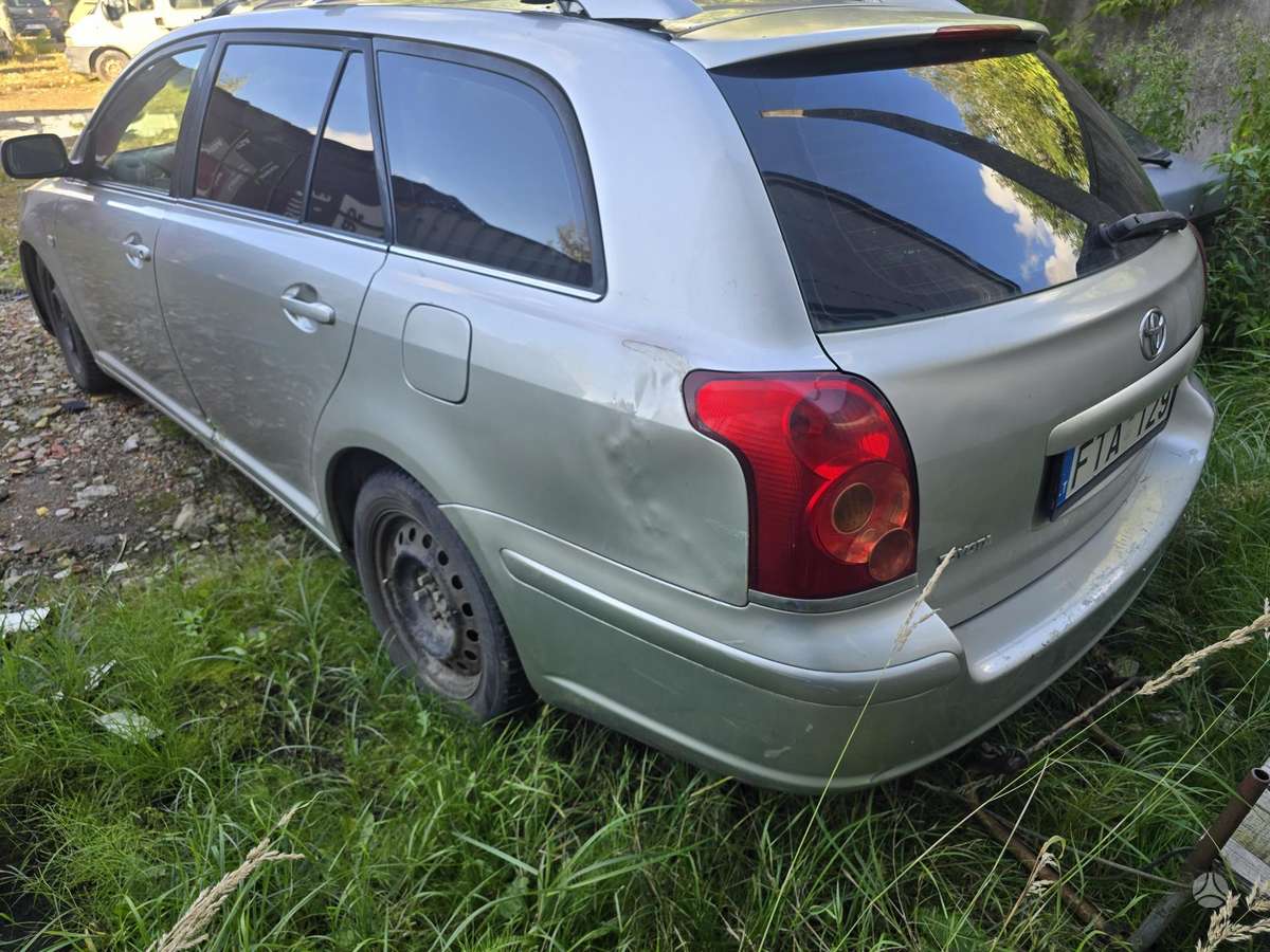 Toyota Avensis 2005 — rear view