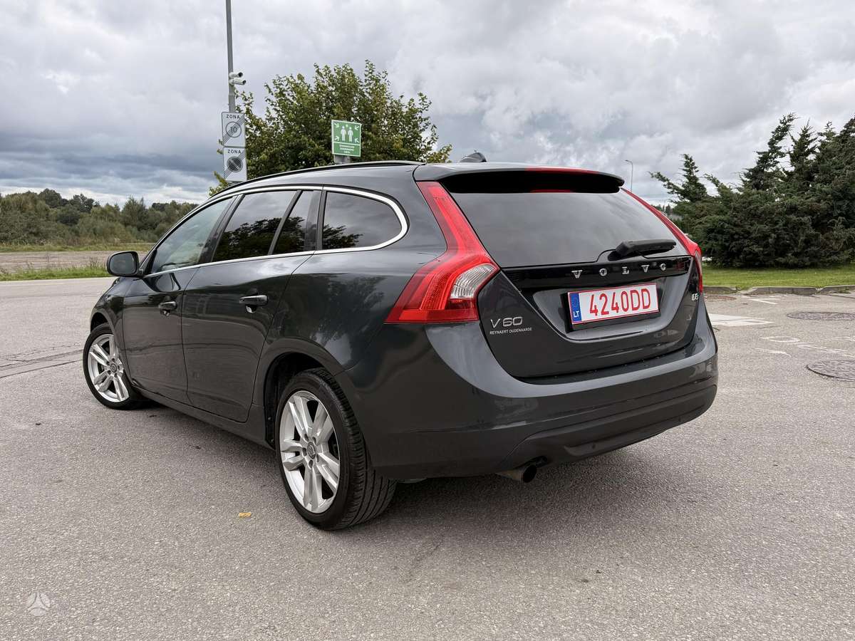 Volvo V60 2012 — салон