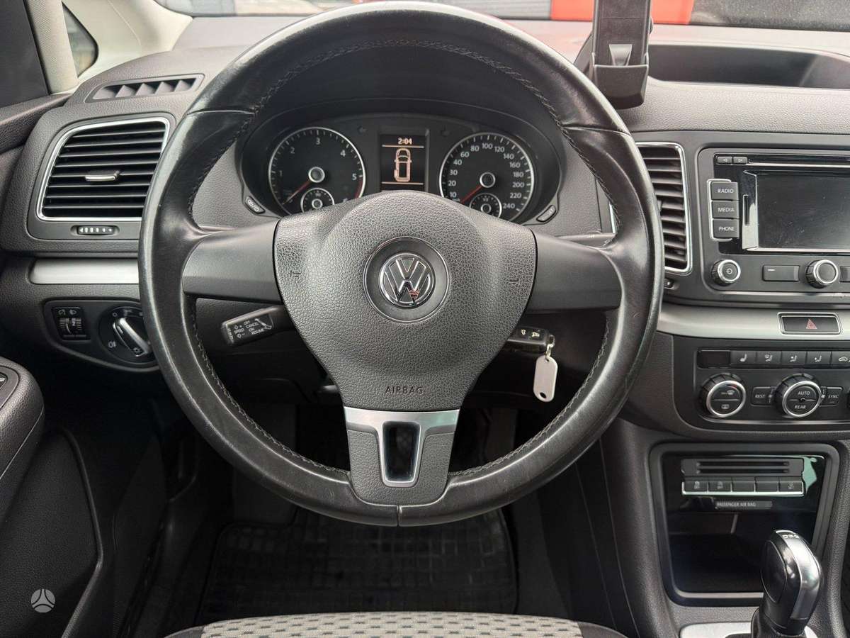 Volkswagen Sharan 2013 — photo 16