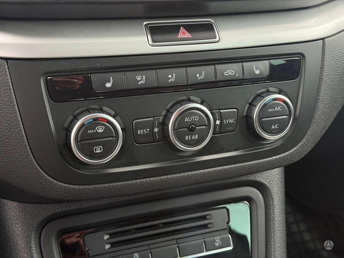 Volkswagen Sharan 2013 — photo 23