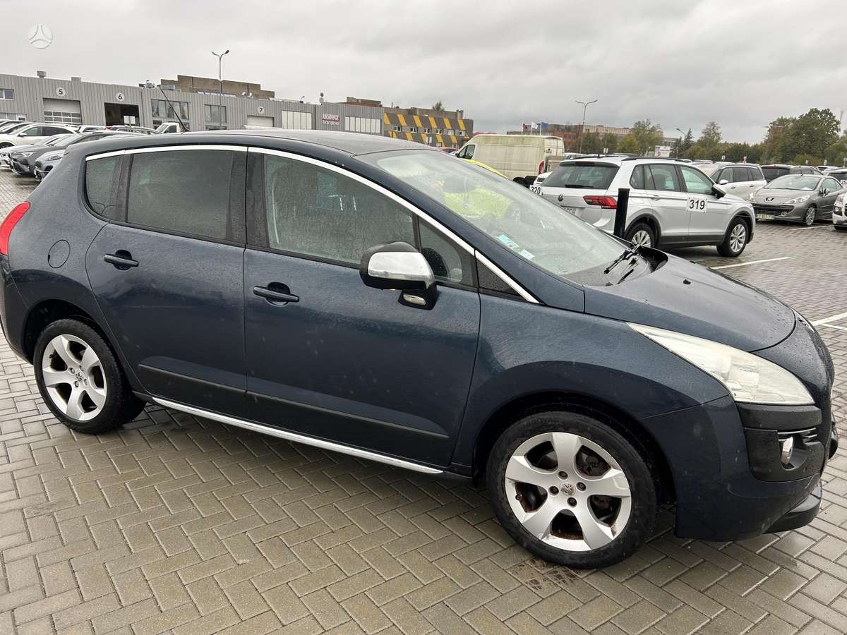Peugeot 3008 2012 — вигляд ззаду