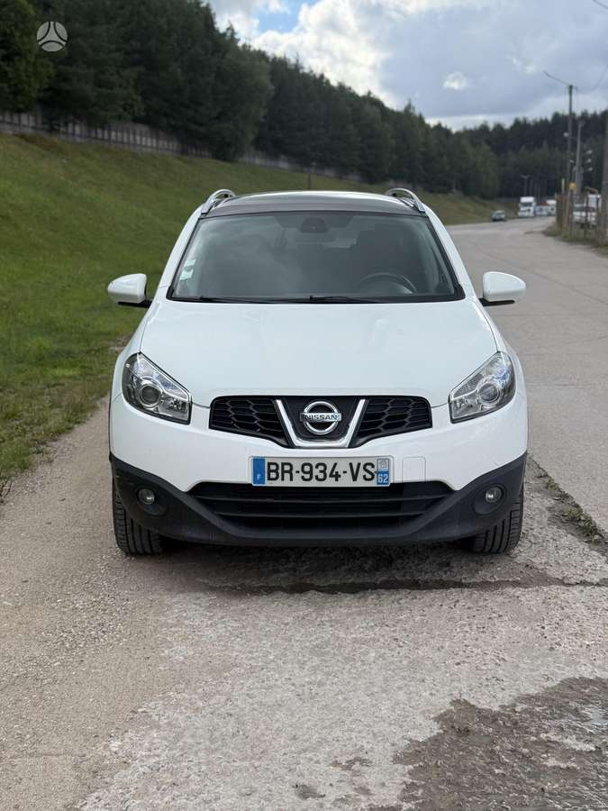 Nissan Qashqai+2 2011 — rear view