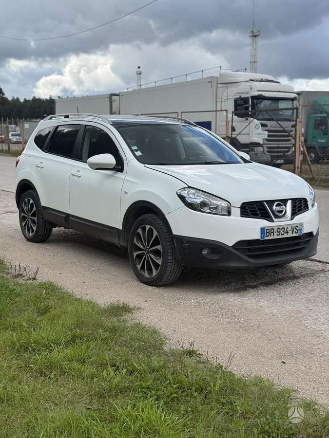 Nissan Qashqai+2 2011 — interior