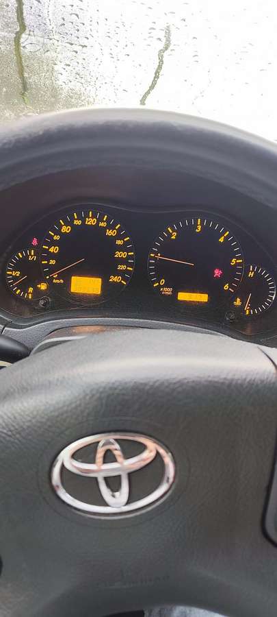 Toyota Avensis 2004 — вигляд ззаду