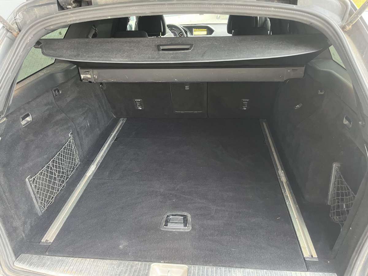 Mercedes-Benz E350 2010 — photo 13