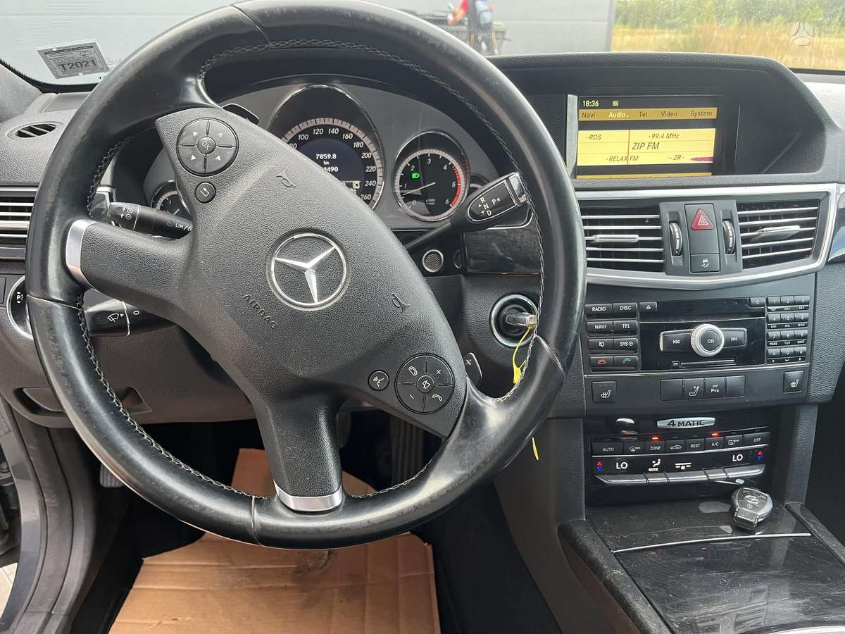 Mercedes-Benz E350 2010 — photo 17