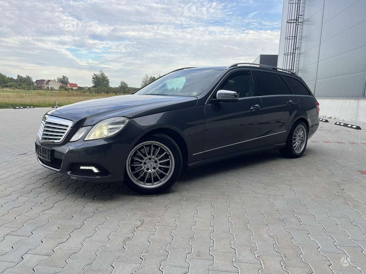 Mercedes-Benz E350 2010 — rear view