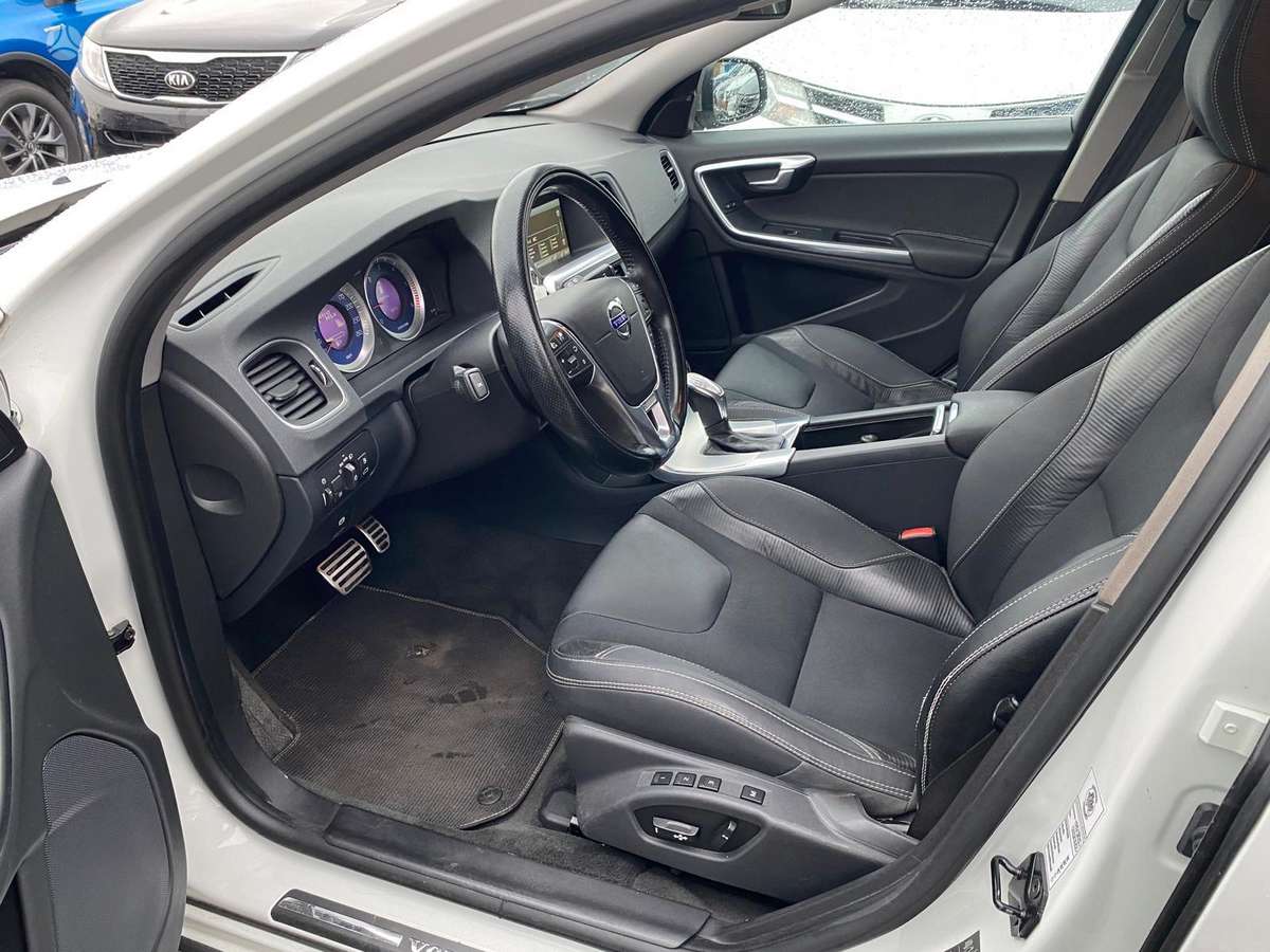 Volvo V60 2012 — photo 12