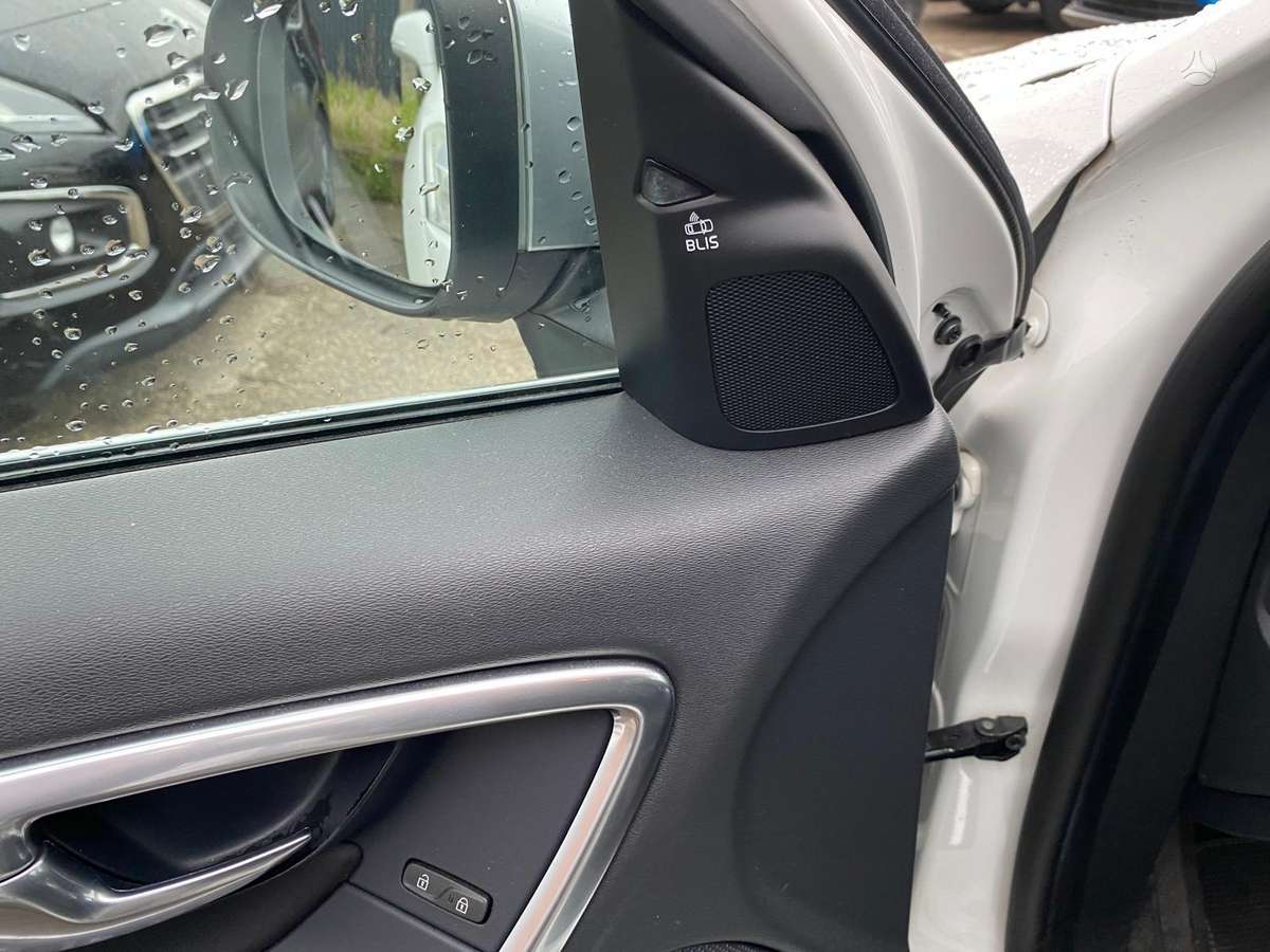 Volvo V60 2012 — photo 16