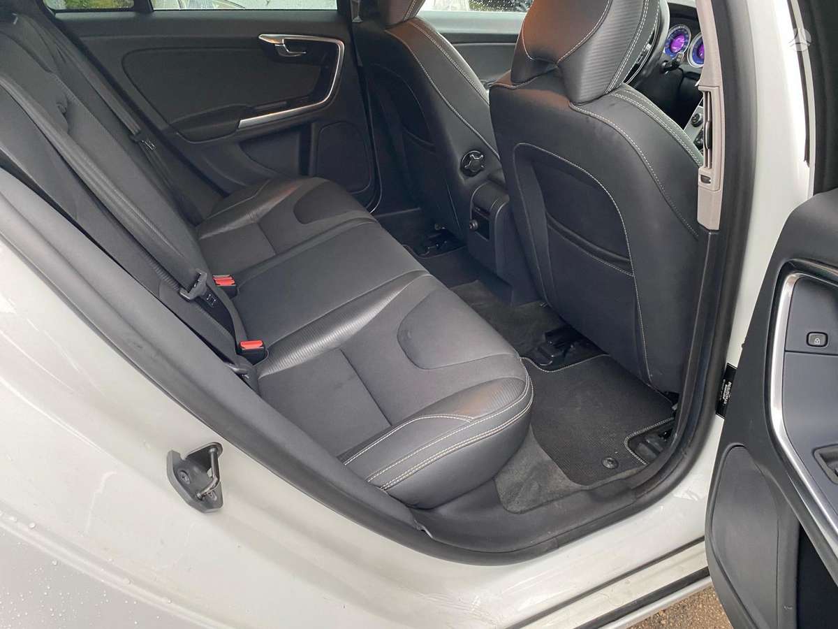 Volvo V60 2012 — photo 26