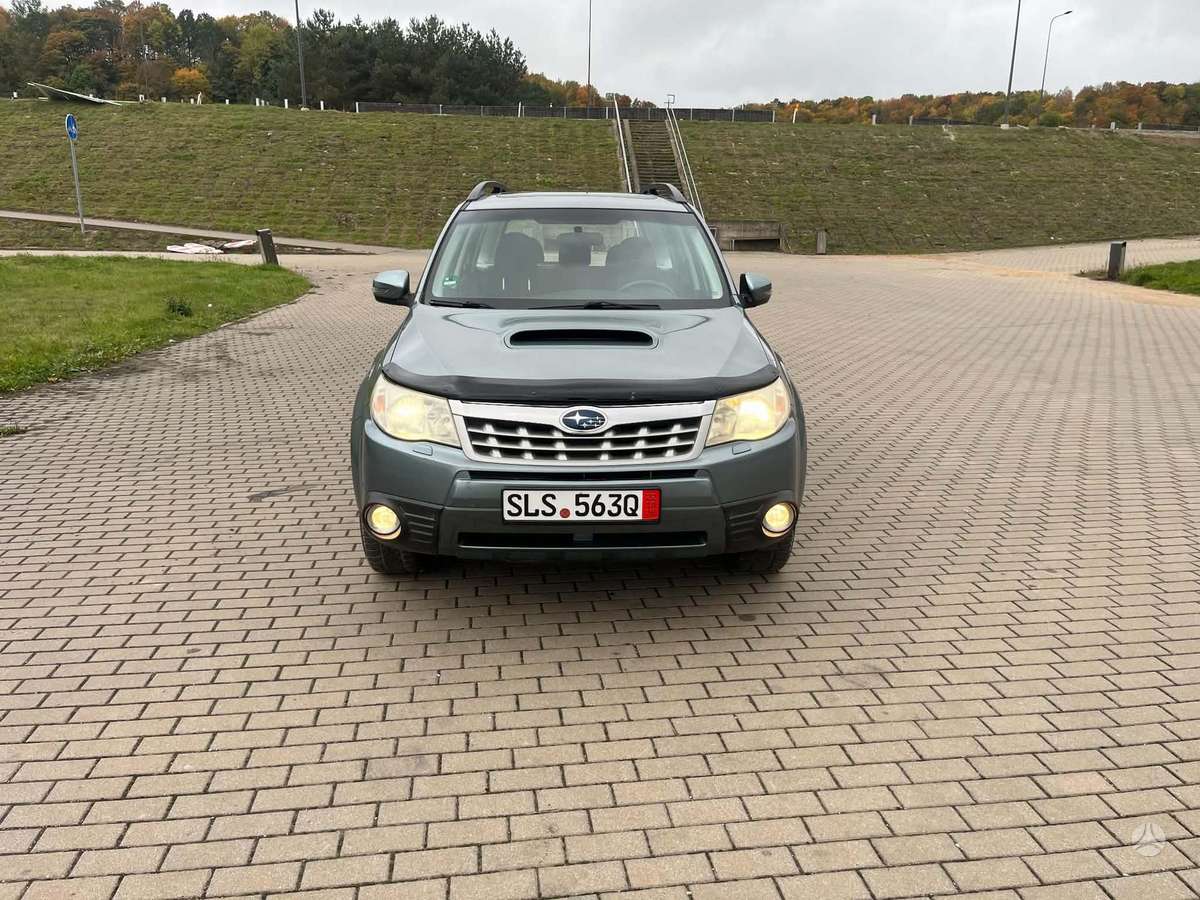Subaru Forester 2011 — вигляд ззаду