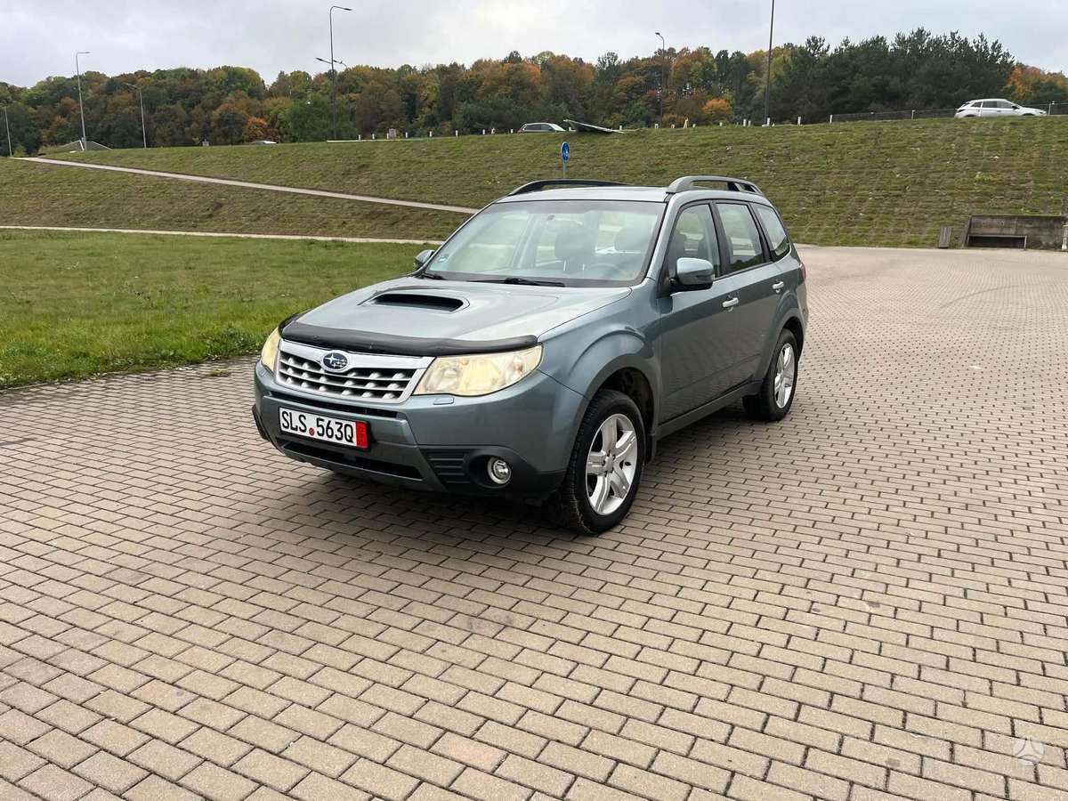 Subaru Forester 2011 — салон