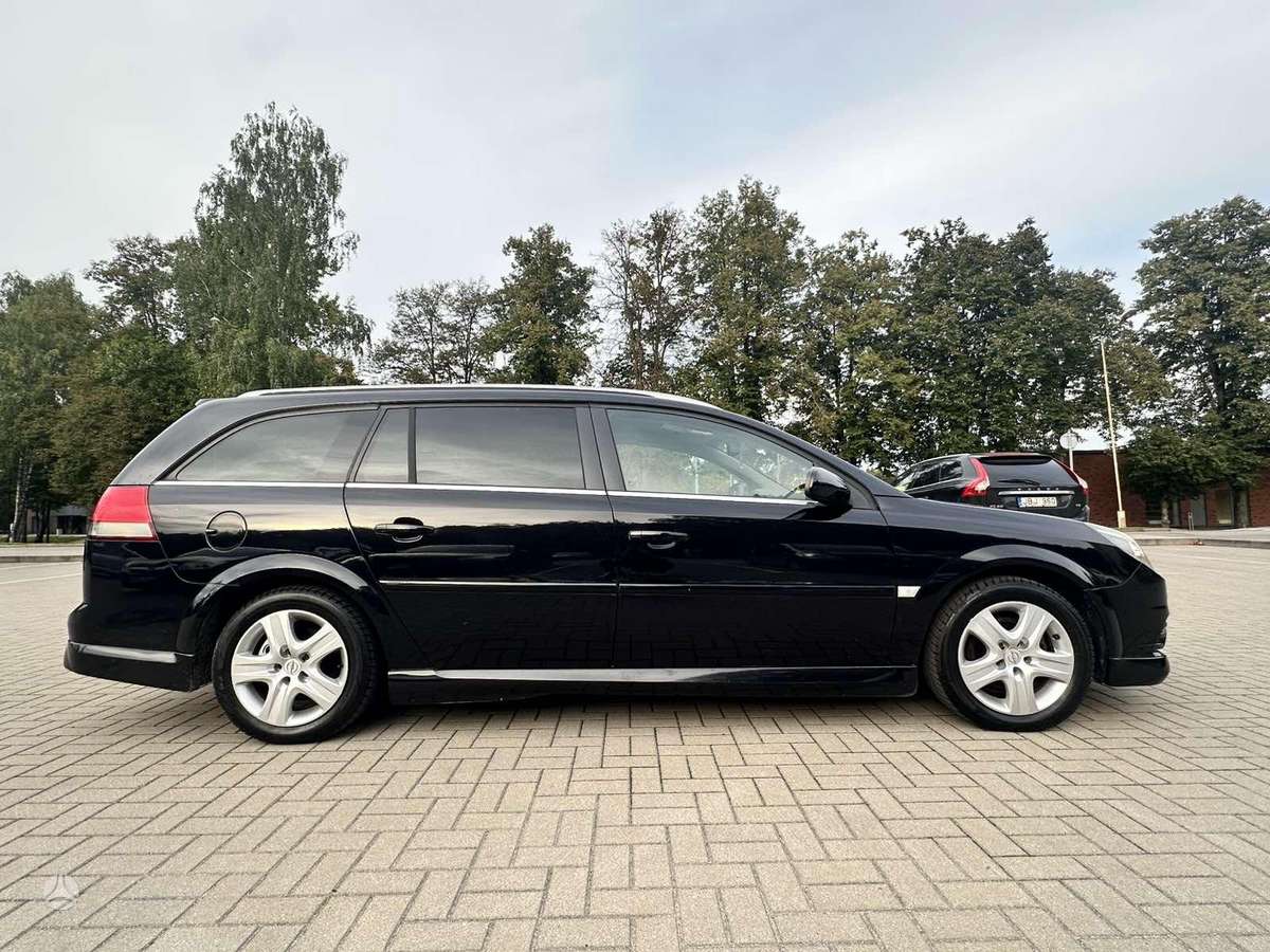 Opel Vectra 2009 — rear view