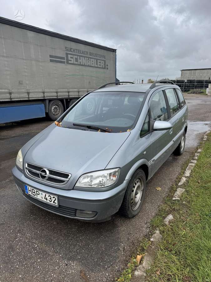 Opel Zafira 2004 — rear view