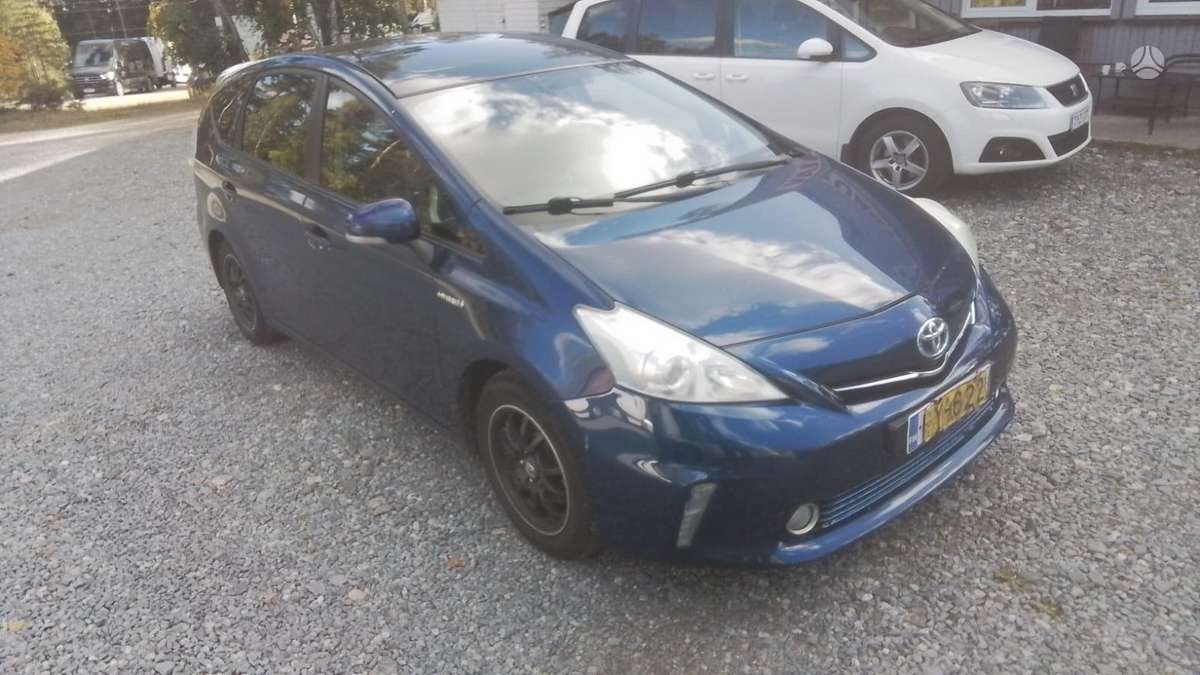 Toyota Prius+ 2013 — вигляд ззаду