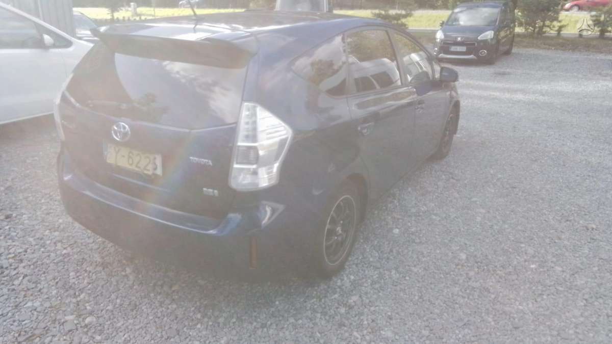 Toyota Prius+ 2013 — салон