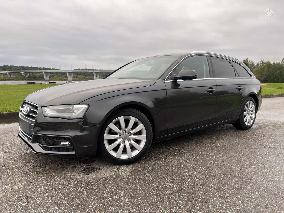 Audi A4 2013 — вигляд ззаду