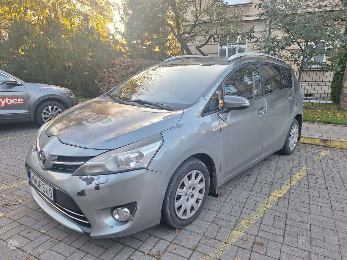 Toyota Verso 2013 — rear view