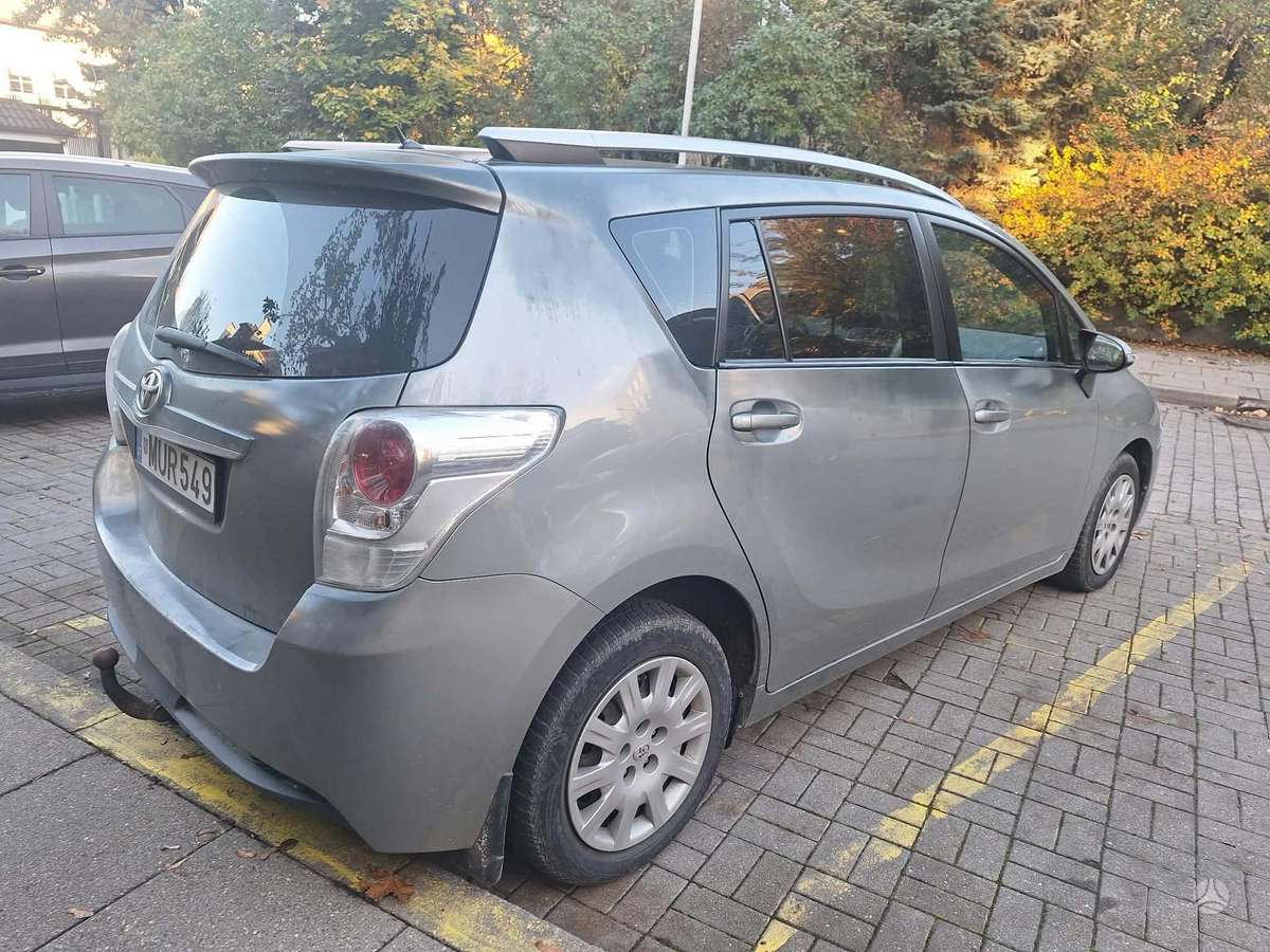 Toyota Verso 2013 — interior