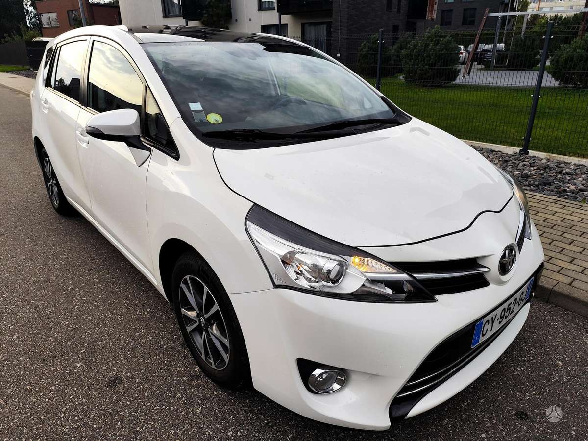 Toyota Verso 2013 — interior