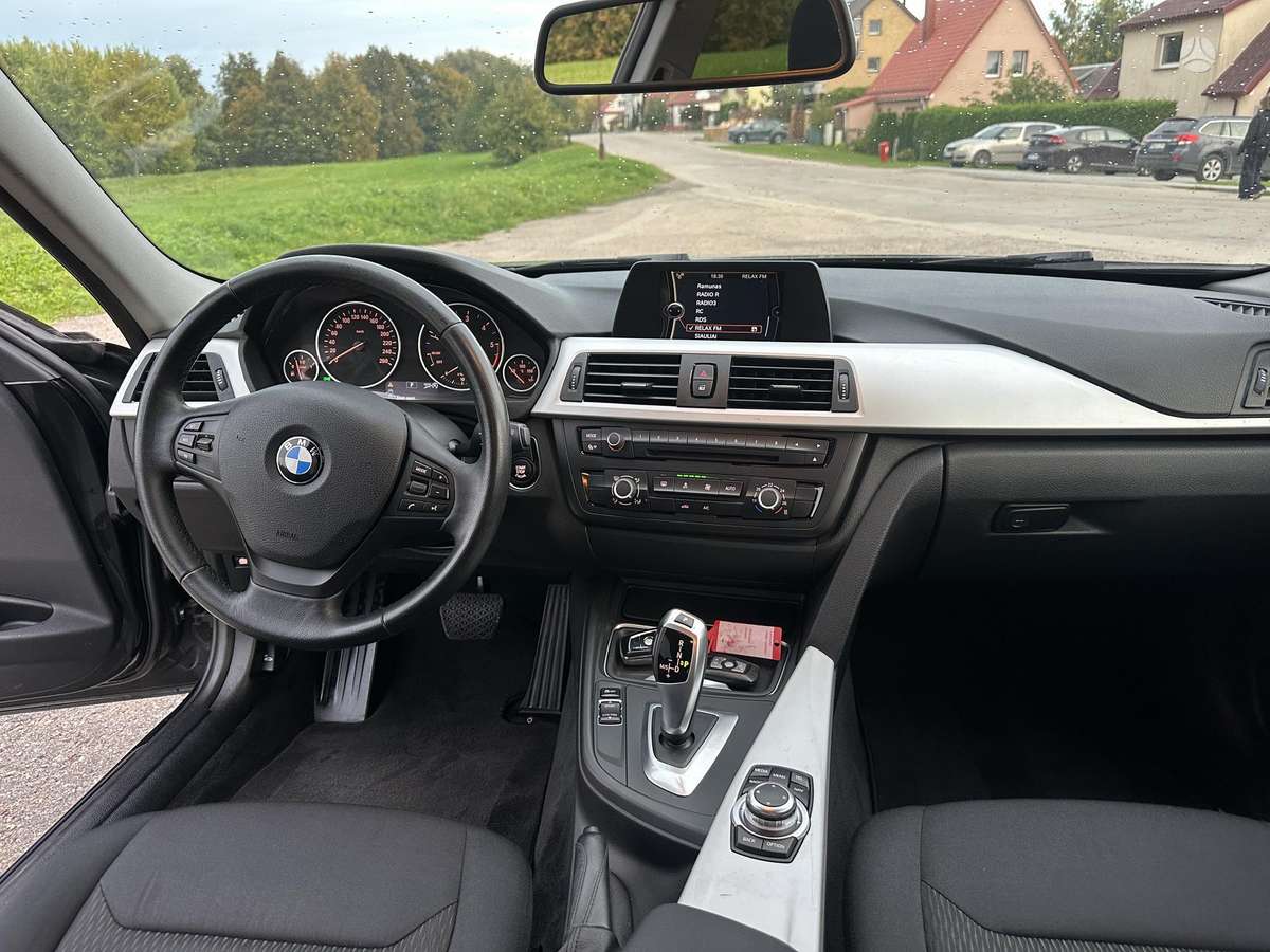 BMW 318 2013 — photo 18