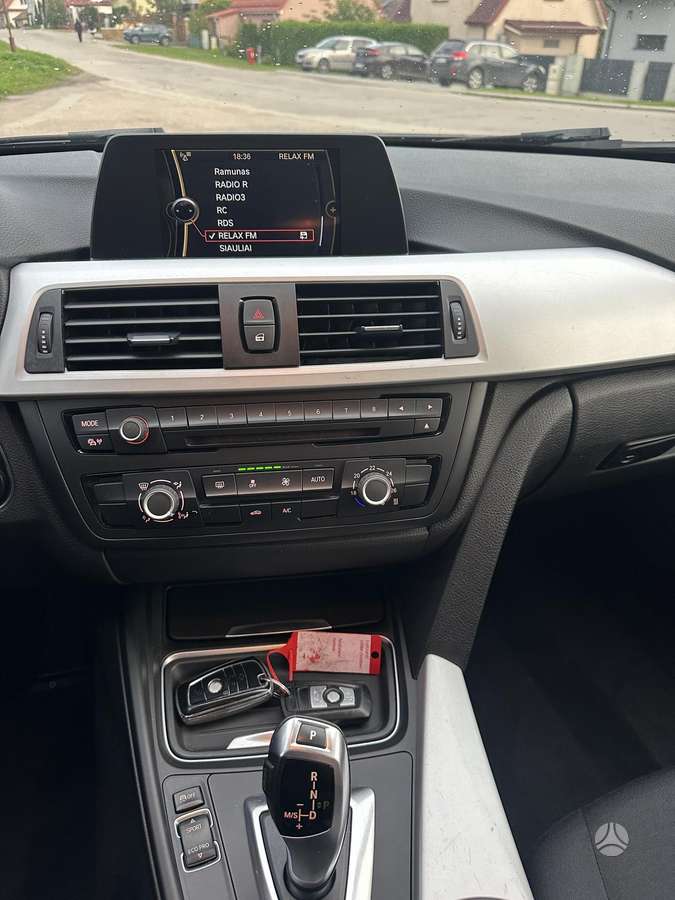 BMW 318 2013 — photo 19