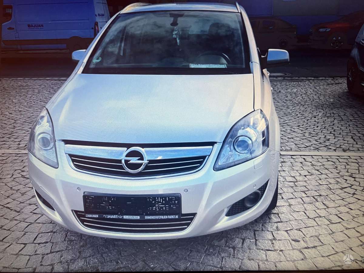 Opel Zafira 2013 — rear view