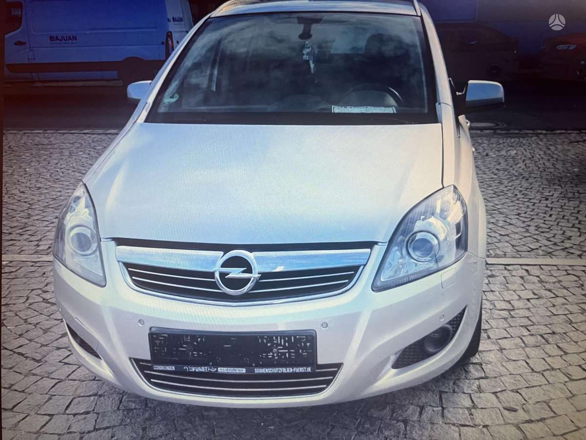 Opel Zafira 2013 — interior