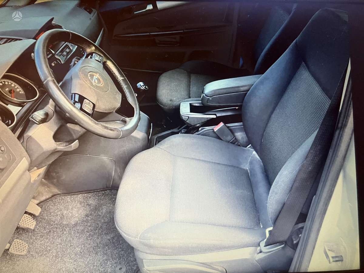 Opel Zafira 2013 — photo 8