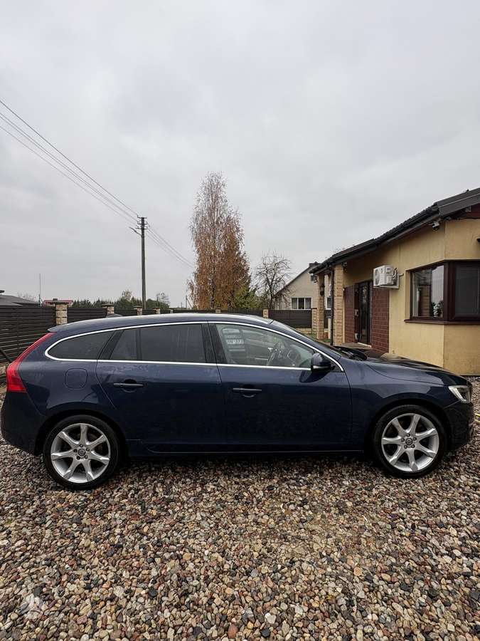 Volvo V60 2013 — двигун 2400 cm³, 215 HP (158kW)