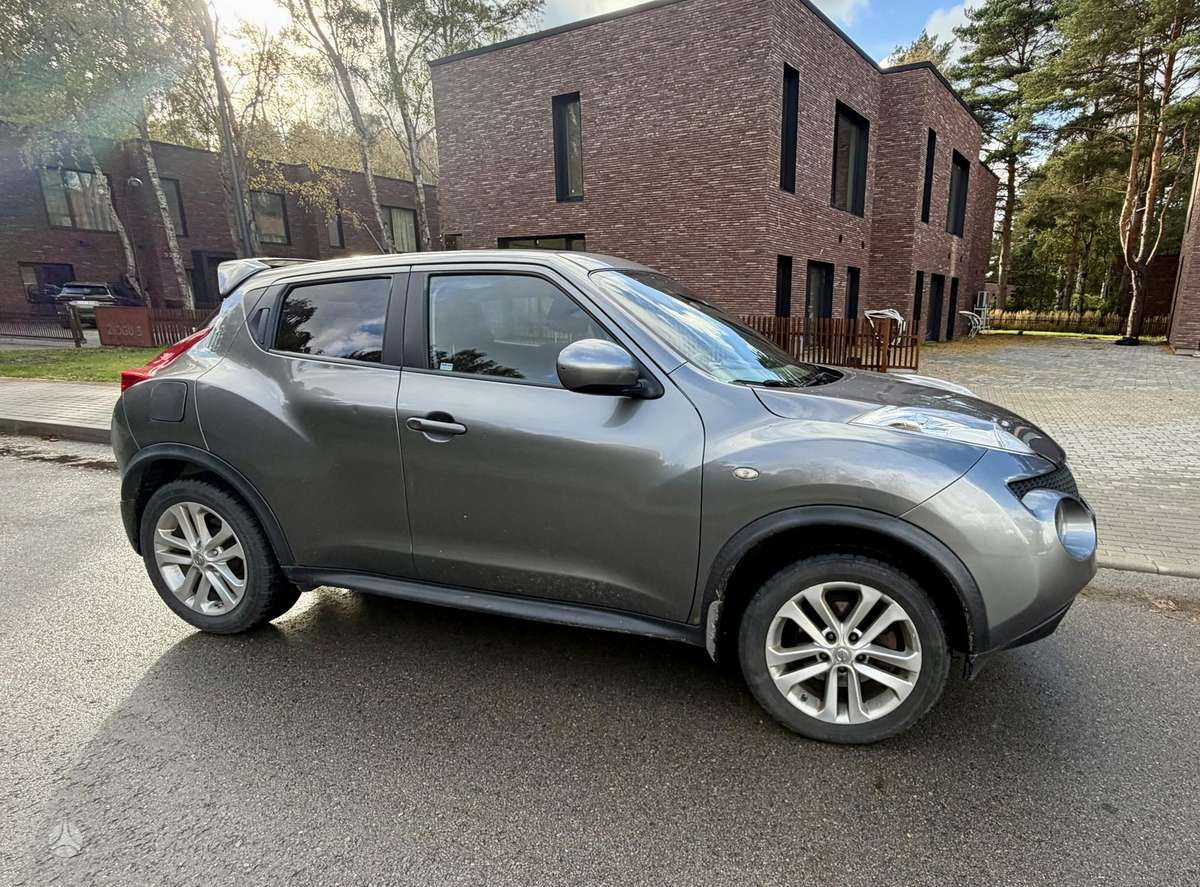 Nissan Juke 2013 — rear view