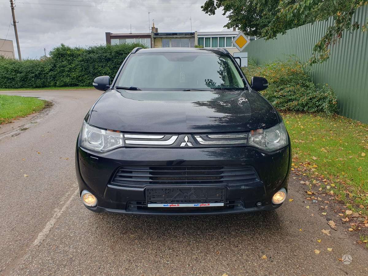 Mitsubishi Outlander 2013 — rear view