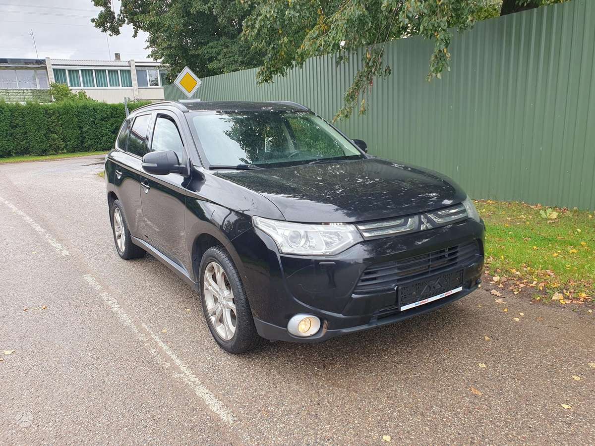 Mitsubishi Outlander 2013 — interior