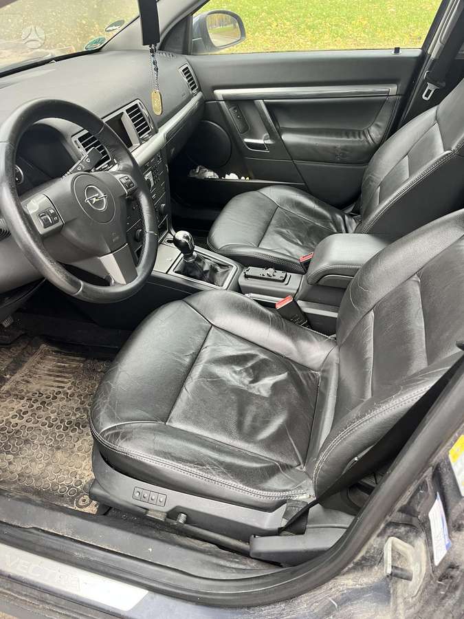 Opel Vectra 2008 — rear view