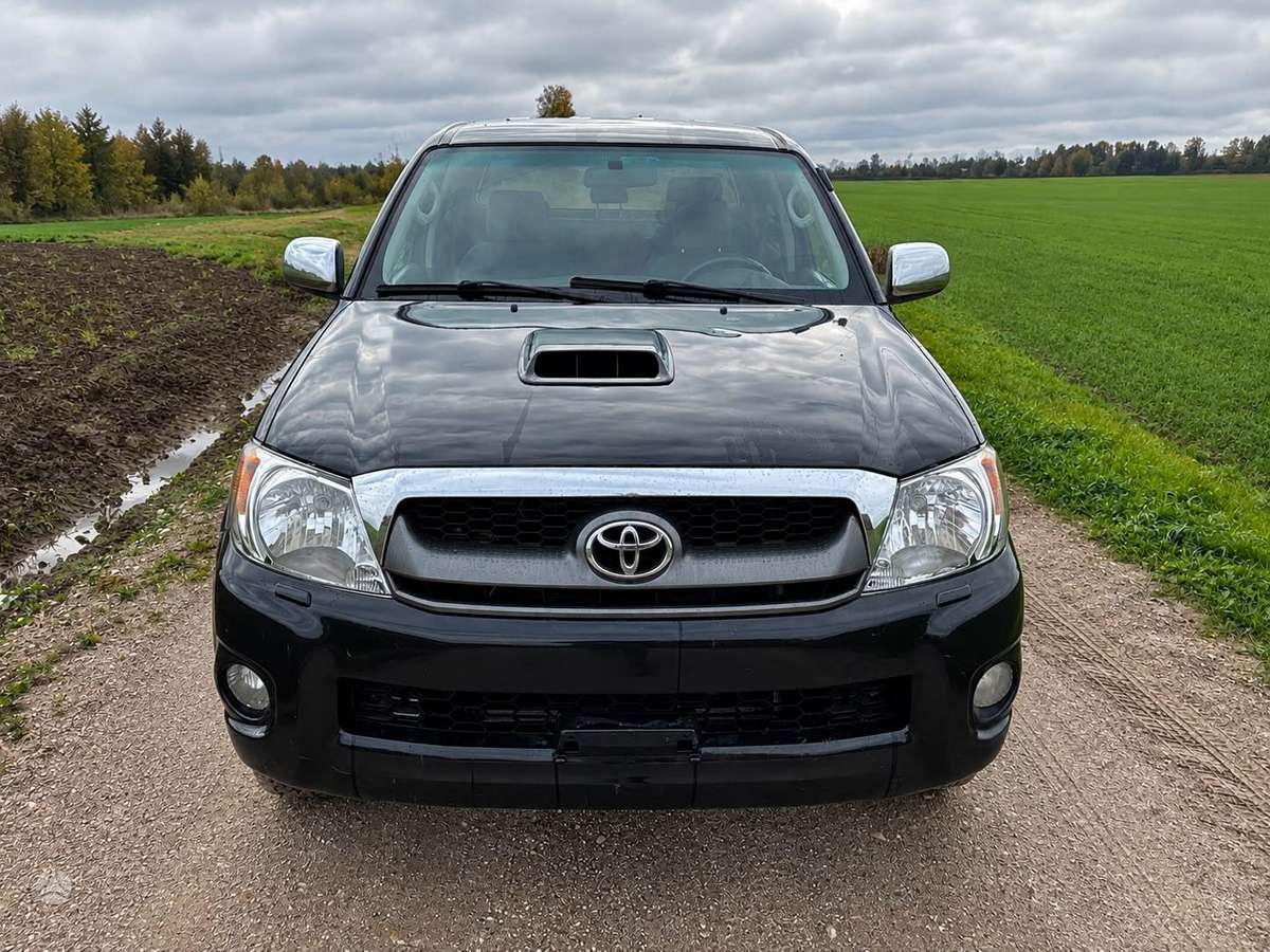Toyota Hilux 2011 — rear view