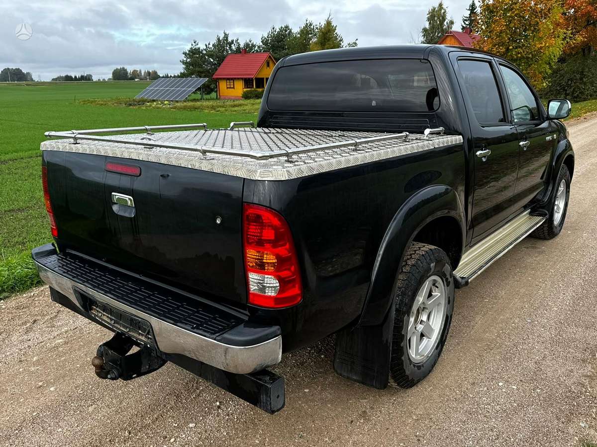 Toyota Hilux 2011 — engine 2494 cm³, 144 HP (106kW)