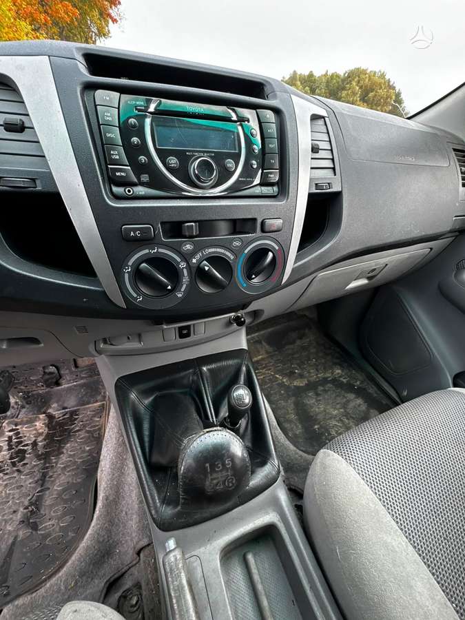 Toyota Hilux 2011 — photo 8
