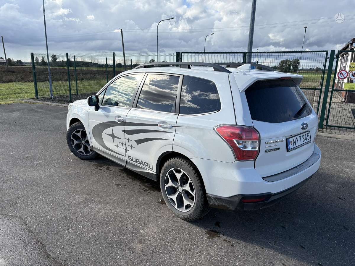 Subaru Forester 2015 — вигляд ззаду
