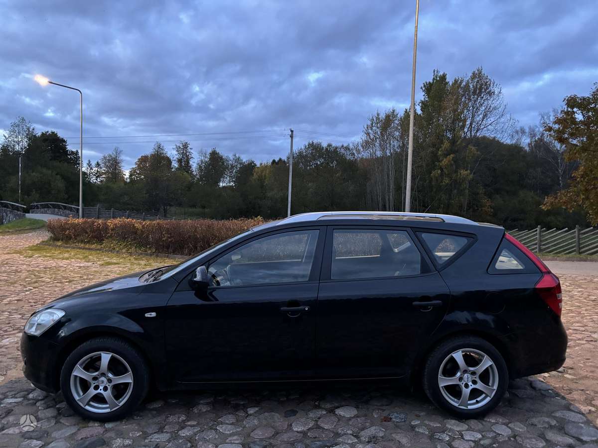 Kia Ceed 2009 — rear view